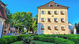Das Wehrer Rathaus hat seinen Sitz im Neuen Schloss in der Hauptstraße 16 und ist somit die offizielle Amtsstube des Bürgermeisters.