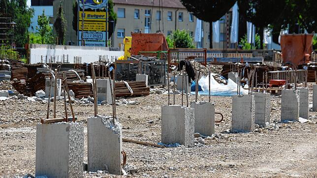 Fertig für den Rohbau: Der Neubau von Aldi schreitet voran. Im Jahr 2021 soll die zweite Filiale in Stockach eröffnet werden.