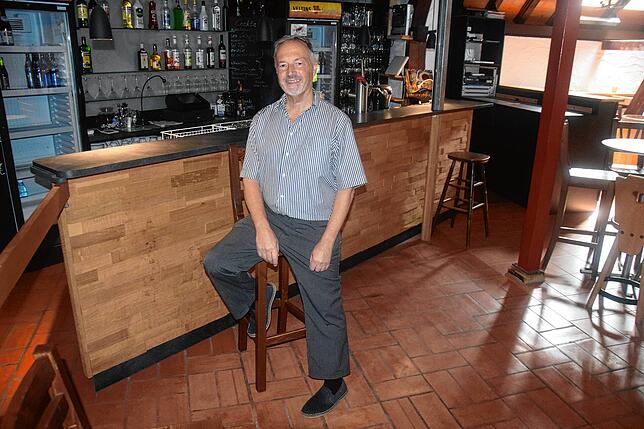 Eigentümer Peter Meier im Gasthaus des Café Verkehrt und an der Theke der Musik- und Kleinkunstbühne.