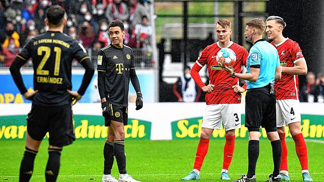 Schiedsrichter Christian Dingert (Zweiter von rechts) musste die Partie zwischen dem SC Freiburg und dem FC Bayern München wegen eines ...