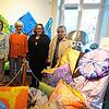 Ein buntes Bild der Kreativität und Kursvielfalt gibt die Jubiläumsausstellung in der Villa Berberich ab: Von links Hanspeter Asal, ...