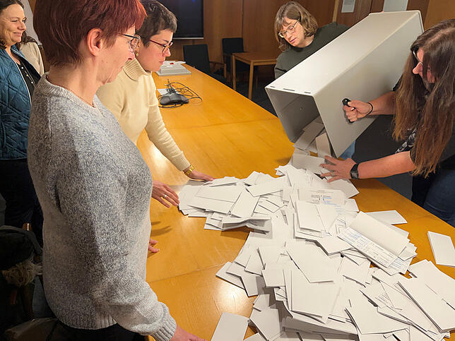 Impressionen aus dem Wahllokal im Urnenwahlbezirk 001 im Friedrichshafener Rathaus am Adenauerplatz: Nach 18 Uhr werden die Stimmen gezählt.