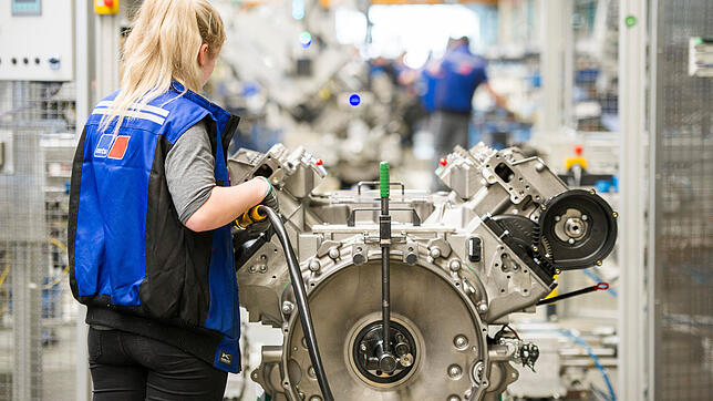 Motorenproduktion bei Rolls Royce Power Systems in Friedrichshafen: Bis zu acht Tage mehr Freizeit können viele Beschäftigte 2019 ...