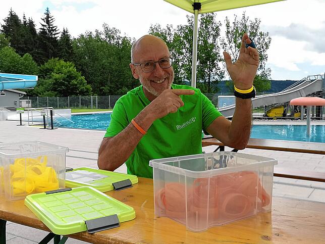Mit ihm ist gut anzu-bändeln: Gerhard Scherer von den Aktivis kontrolliert mithilfe von Plastikbändeln, wie viele Schwimmer sich in den ...