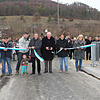 Freigabe für die neue Hintschinger Donaubrücke: Nach der kirchlichen Weihe wird ein blau-weißes Band durchschnitten. An den Scheren von ...