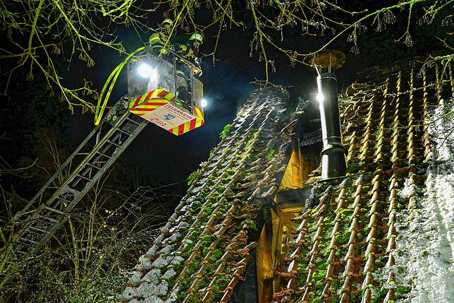 Die Feuerwehr setzt zur Brandbekämpfung an der Waldkulturscheune bei den Spitalhöfen auch die Drehleiter ein. Bilder. Roland Sprich