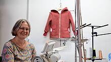 Elke Otto an der Nähmaschine in ihrer Werkstatt: Die 58-Jährige möchte einen Kreativ-Raum eröffnen, in dem unter anderem auch genäht ...