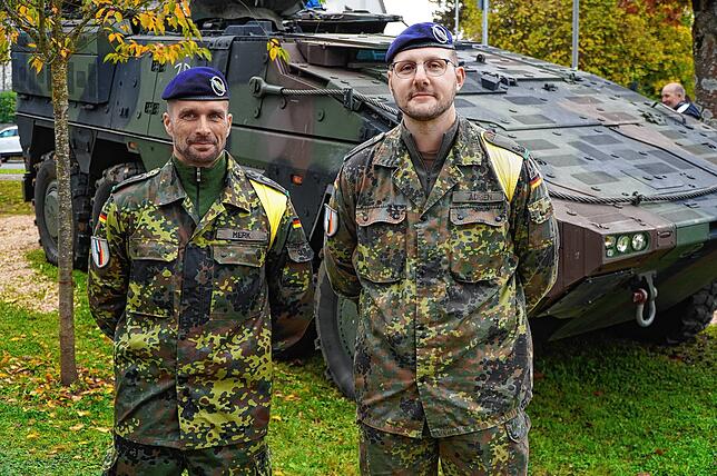 Vor dem Gefechtfahrzeug auf dem Tengener Schätzele-Markt zu sehen sind Stabsfeldwebel Martin Merk (li) und Major Emmanuel Adrien.
