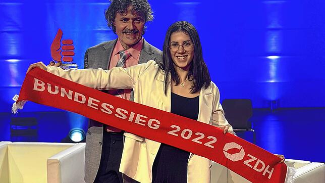 Seilergesellin Sophie Muffler bei der Preisverleihung in Augsburg mit ihrem Vater, Seilermeister Bernhard Muffler.
