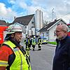 Tettnangs Feuerwehrkommandant Konrad Wolf und der Geschäftsführer des Bergpracht-Milchwerks, Karl-Georg Geßler, besprechen die Lage nach ...