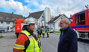 Tettnangs Feuerwehrkommandant Konrad Wolf und der Geschäftsführer des Bergpracht-Milchwerks, Karl-Georg Geßler, besprechen die Lage nach ...