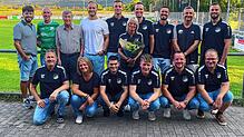 Die Gewählten und Verabschiedeten des SV Rheintal: Nisret Bytyci (hinten, v.l., ehemaliger Jugendtrainer), Ralf Wagner (ehemaliger ...