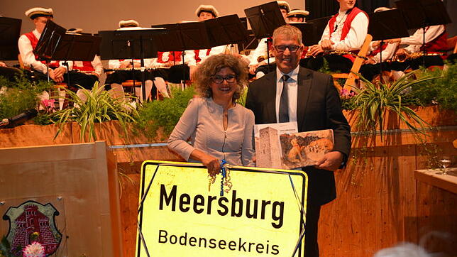 Carolina Taddei, Kultur- und Tourismusleiterin von San Gimignano, und Meersburgs Bürgermeister Robert Scherer tauschten Gastgeschenke ...