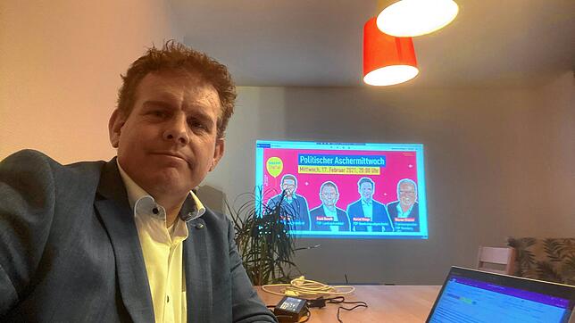 Der FDP-Ortsvorsitzende Mirko Theel war mit der Resonanz des Politischen Aschermittwochs in Blumberg zufrieden. Der Bildschirm zeigt von ...
