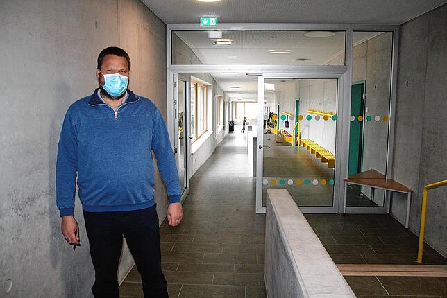 Die Kinder sind begeistert und freuen sich. Schulleiter Bernd Mugrauer zeigt den neuen Anbau der Rickenbacher Grundschule.