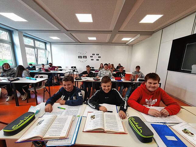 So sitzen die Schüler der Klasse R7c seit Montag wieder im Unterricht &ndash; einige mit, einige ohne Maske.
