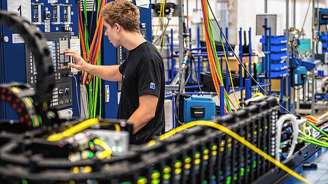 Ein Auszubildender arbeitet beim Laser-Maschinenbauer Trumpf in Ditzingen an einer Maschinensteuerung. Vielen Firmen mangelt es an Azubis.