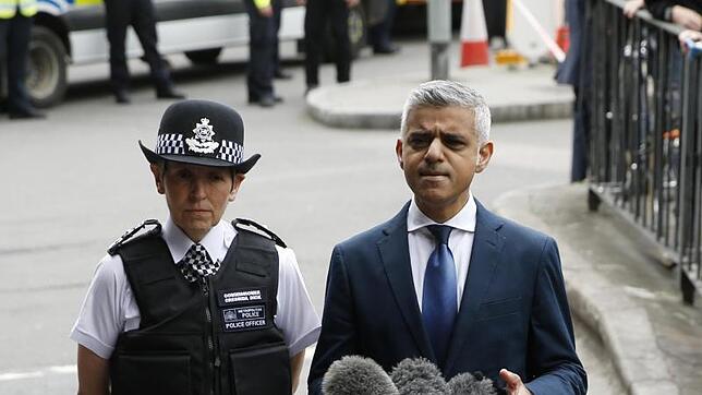 Der Bürgermeister von London, Sadiq Khan, kommt zum Ort des Terroranschlags und spricht vor Journalisten.
