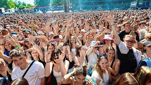 Wahnsinn! Das Campus-Festival 2025 ist ausverkauft, das Wetter spielt beim Open-Air auch mit und rund 25.000 Menschen strömen ins ...
