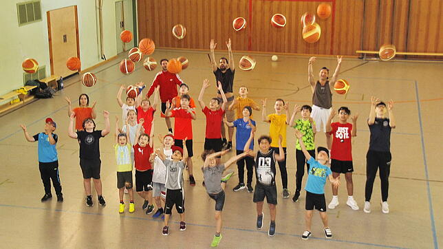 Wurftechnik, dribbeln und Korbleger gehörten zu den Übungen der Jungen und Mädchen, die in den Osterferien am Basketball-Camp der ...
