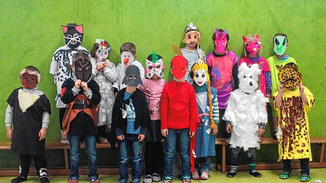 Viele fantasievolle Kostüme haben die Kinder beim Upcycling-Projekt aus alten Kleidungsstücken bereits genäht und gebastelt.