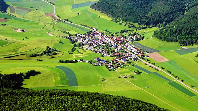 Wie gemalt liegt Hondingen in der Landschaft, wie dieses Luftbild von Juni 2017 zeigt. Das Göthental, wo im September die Probebohrungen ...