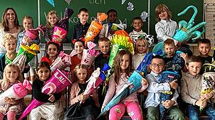 Große Freude beim Start in die Schule 2025: 19 Kinder besuchen die Klasse 1a der Gemeinschaftsschule Rheintal in Küssaberg. ...