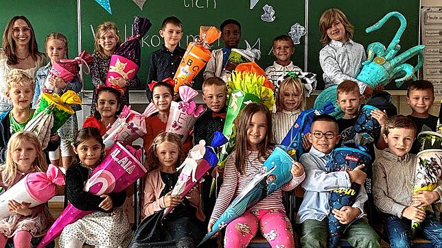 Große Freude beim Start in die Schule 2025: 19 Kinder besuchen die Klasse 1a der Gemeinschaftsschule Rheintal in Küssaberg. ...