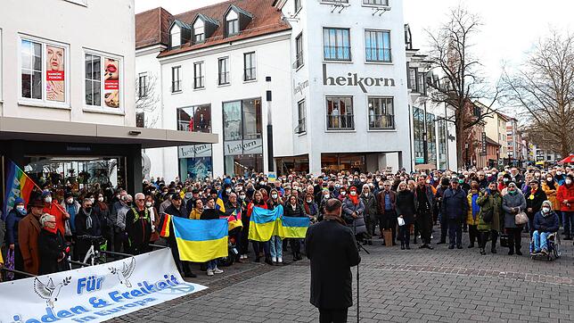Über 300 Menschen haben am Samstag für Frieden und Freiheit in Europa Flagge gezeigt. Singen will seine Partnerstadt Kobeljaki so gut es ...