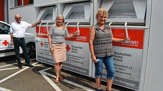 Karl-Heinz Jaekel, Andrea Sinclair und Lucia Dolch stellen das Konzept der Wiedereröffnung des sozialen DRK-Kleiderladens in Mühlhofen vor.