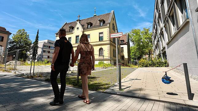 Einige Bewohner des Laubenhofs (graues Gebäude rechts) befürchten Beeinträchtigungen, wenn das benachbarte gelbe Stiftsgebäude eine ...