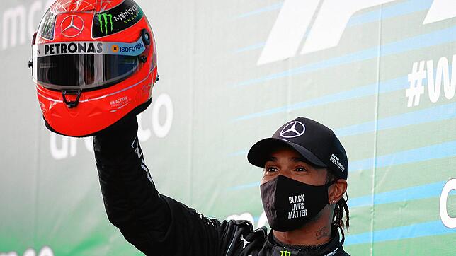 Lewis Hamilton mit dem Helm von Michael Schumacher.