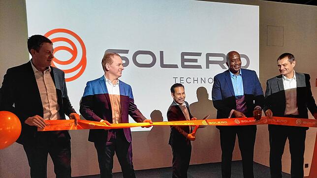 Startsignal für Solero Technologies in Villingen: Alexander Merz (Werksleiter Villingen), Chris Byrd (Global HR), Cyrus Nikou (Gründer ...