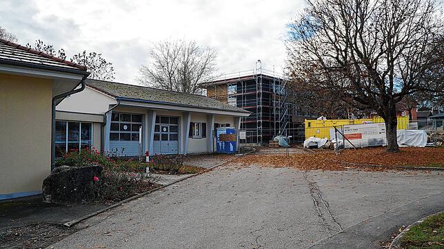 Hier befand sich bis vor einigen Monaten nur ein Kastaniengarten. Das hat sich geändert &ndash; im Bild (v.l.): der Musikpavillon der ...