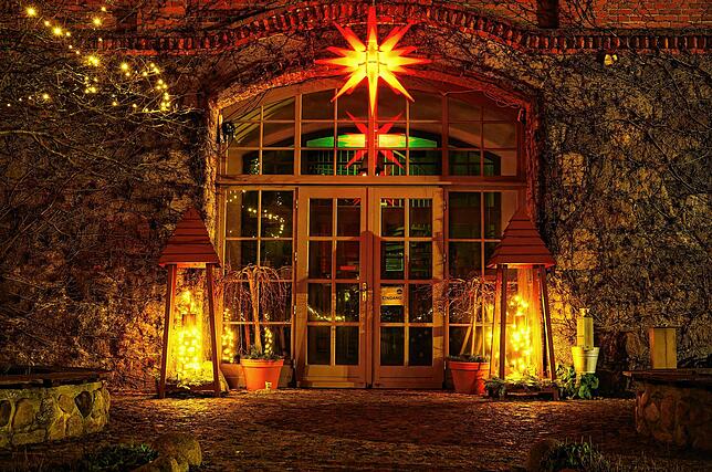 Hereinspaziert: Zur Adventszeit putzt sich Deutschlands größte Feldsteinscheune in Bollewick besonders heraus.