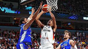 Oscar Da Silva (Deutschland, M) in Aktion beim Korbleger gegen Olivier Nkamhoua (Finnland, l).