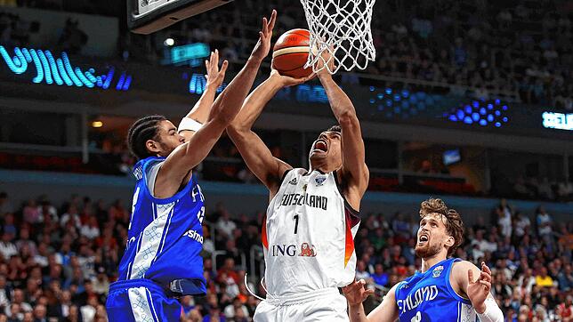 Oscar Da Silva (Deutschland, M) in Aktion beim Korbleger gegen Olivier Nkamhoua (Finnland, l).