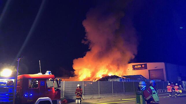 Die Singener Feuerwehr rückte in der Nacht von Freitag auf Samstag erneut ins Industriegebiet aus, um einen brennenden Müllberg auf dem ...