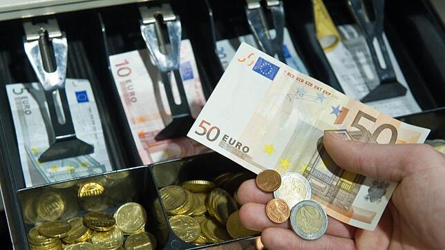 Griff in die Kasse – eine Aufnahme mit Symbolwert. So wie hier ist es bei der Veruntreuung der Kirchengelder indessen nicht zugegangen.