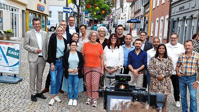 Einzelhändler, Gastronomen, Unternehmer sowie Vertreter der Wirtschaft und der Verwaltung stellen sich für die Filmaufnahmen in der ...