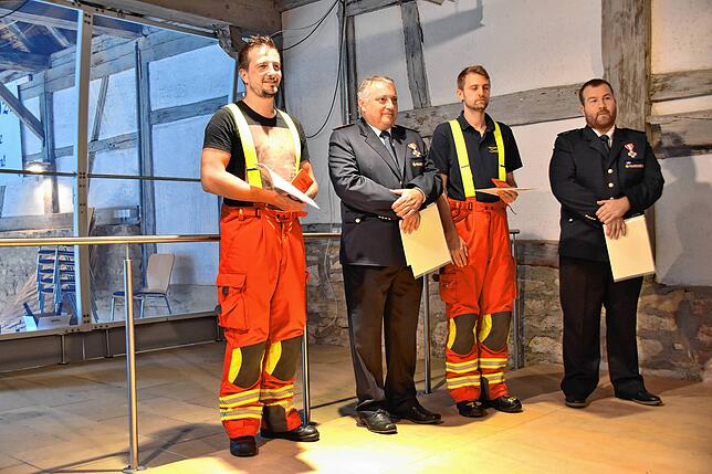 Lukas Fehringer, Michael Weinmann, Simon Schwarz und Sebastian Danner wurden für ihr Engagemant in der Steißlinger Feuerwehr geehrt.