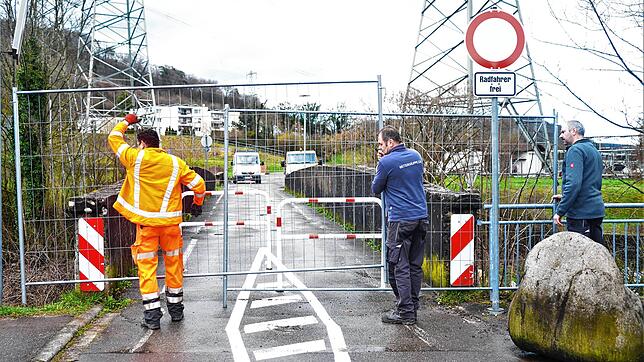 Hier war am 11. März bis auf Weiteres Schluss für alle Fußgänger und Radfahrer. Die fast 100 Jahre alte Betonbrücke über die Schlücht ...