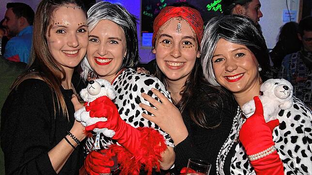Der Ball i de hall macht viel Spaß: Caroline Feuerstein (von links), Katharina Schwer, Emilie Wernet und Susanna Gut.