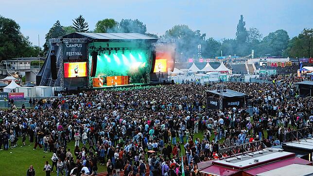 Bild : Am ersten Abend tanzen tausende Fans vor den Campus-Festival-Bühnen