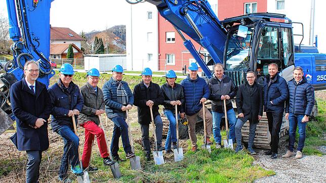 Beim Spatenstich (von links): Gerhard Seeberger (AR), Siegfried Endres (Vorstandsmitglied), Norbert Kästle (AR), Berthold Restle (AR), ...