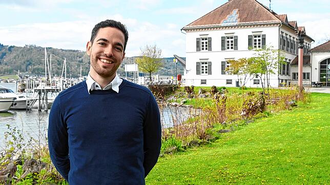 Der frisch gewählte Bürgermeister Christoph Stolz am Tag nach seiner Wahl. Im Hintergrund ist das Rathaus. Hinter dem Fenster links oben ...