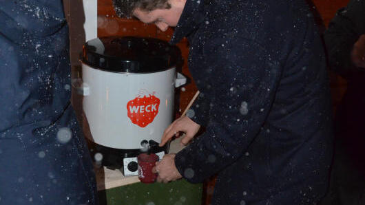 Bürgermeister Adrian Probst bediente bei der Eröffnung des Weihnachtsmarktes Gäste mit Glühwein. Das warme Getränk wird es auch am ...