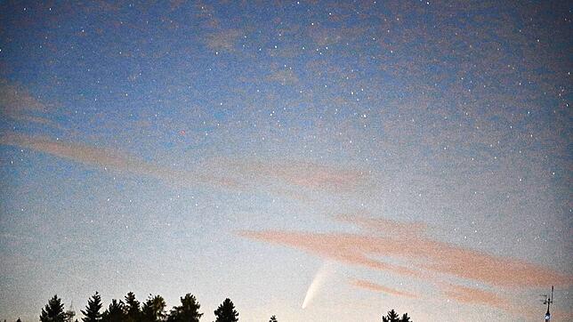 Der Comet „Neowise“ wude am am Donnerstagmorgen (9. Juli) in der frühen Morgendämmerung von Michael Hermann aus Villingen ...
