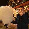 Der kleine Mikael genießt seine Zuckerwatte.