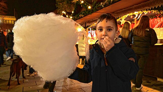 Der kleine Mikael genießt seine Zuckerwatte.